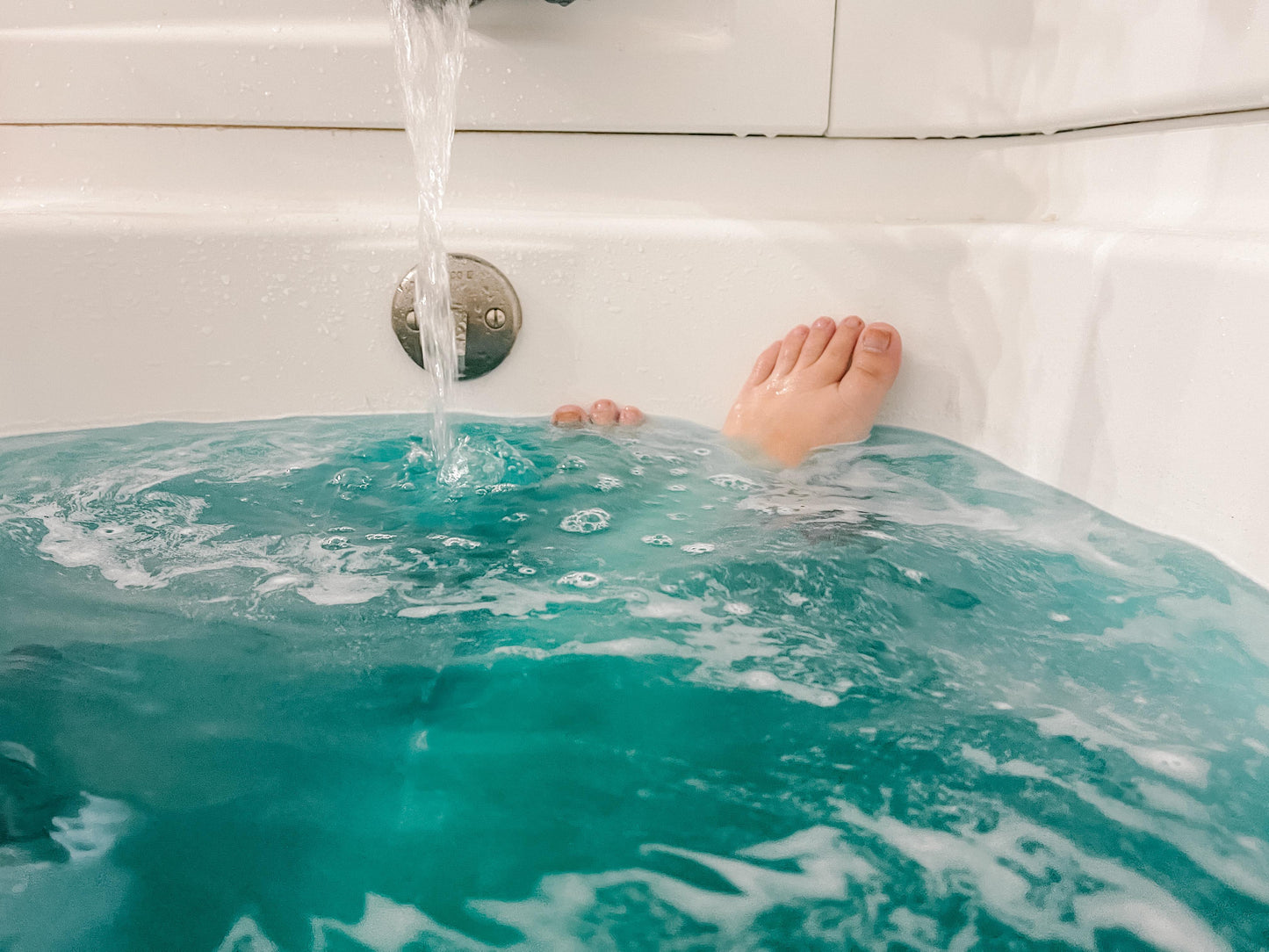 Salty Beach Bath Bomb with light cube